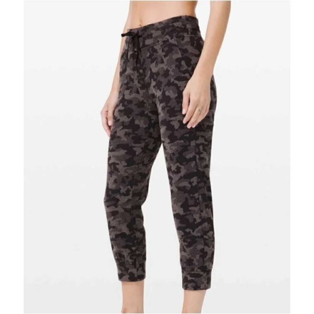 Lululemon Ready to Rulu Jogger Crop Pants Camo Print Activewearโ Pockets Size 6